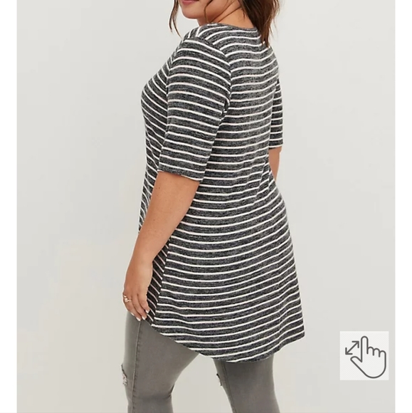 HI-LOW TUNIC - SUPER SOFT PLUSH STRIPE BLACK & WHITE - Picture 2 of 4